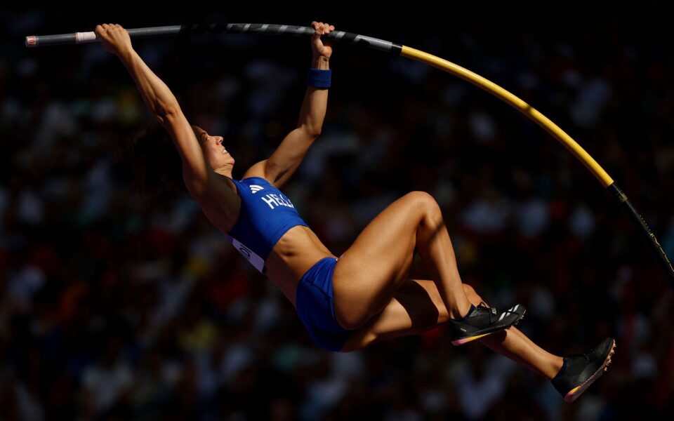 Stefanidi, Adamopoulou secure spots in pole vault finals | eKathimerini.com