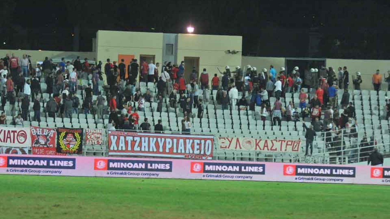 Crowd Trouble Mars Olympiakos S Cup Win Ekathimerini Com