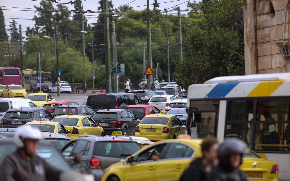 Athens traffic increases with return of restrictions