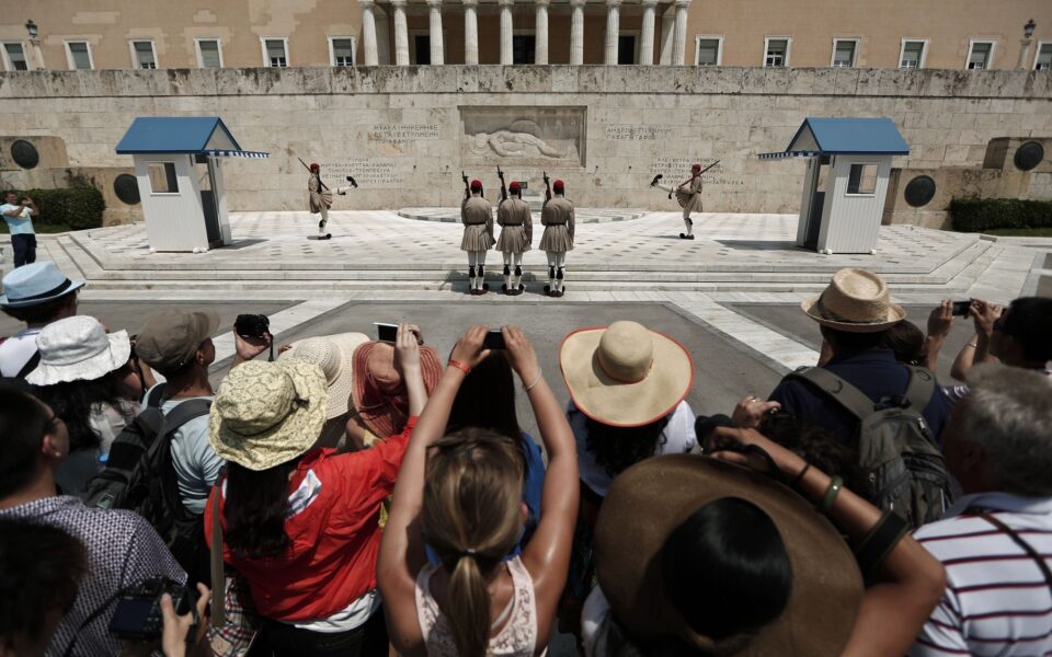 Bank of Greece: Tourist receipts soar in 2023