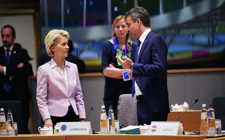 Von der Leyen, responding to Mitsotakis, outlines plan to lower energy prices