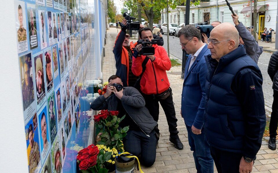 Dendias pays tribute to fallen soldiers in Ukraine