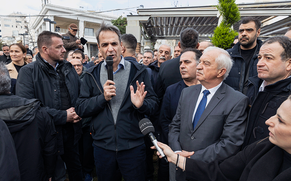 Mitsotakis: No stepping back from construction of border fence