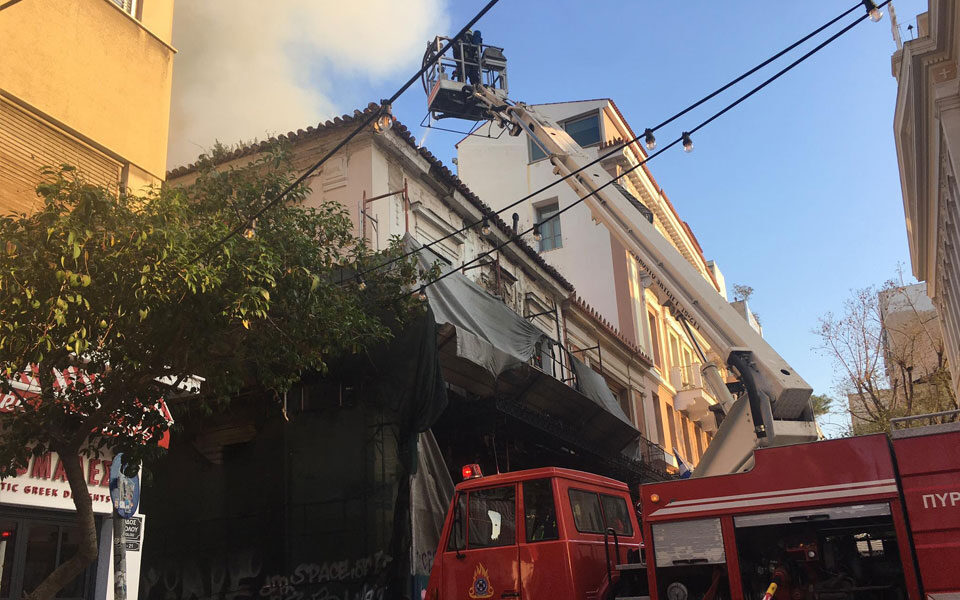 Fire breaks out in abandoned building in Athens city center