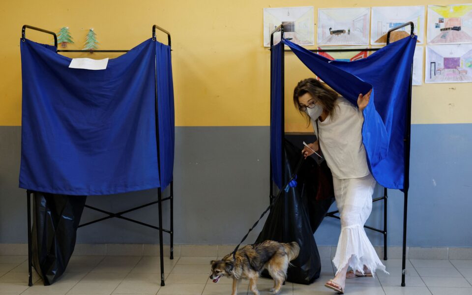 Greeks vote in repeat election, likely to return conservatives to office