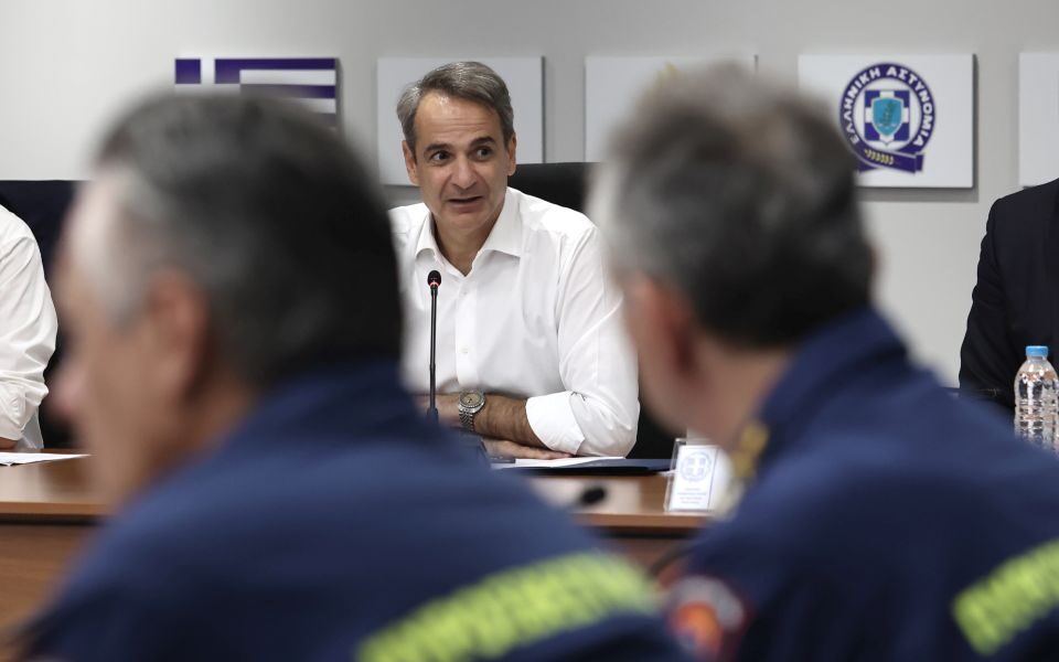 Mitsotakis promises new aircraft, helicopters and other equipment for fire service