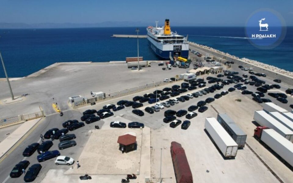 Rhodes taxi drivers block disembarkation of Uber vehicles