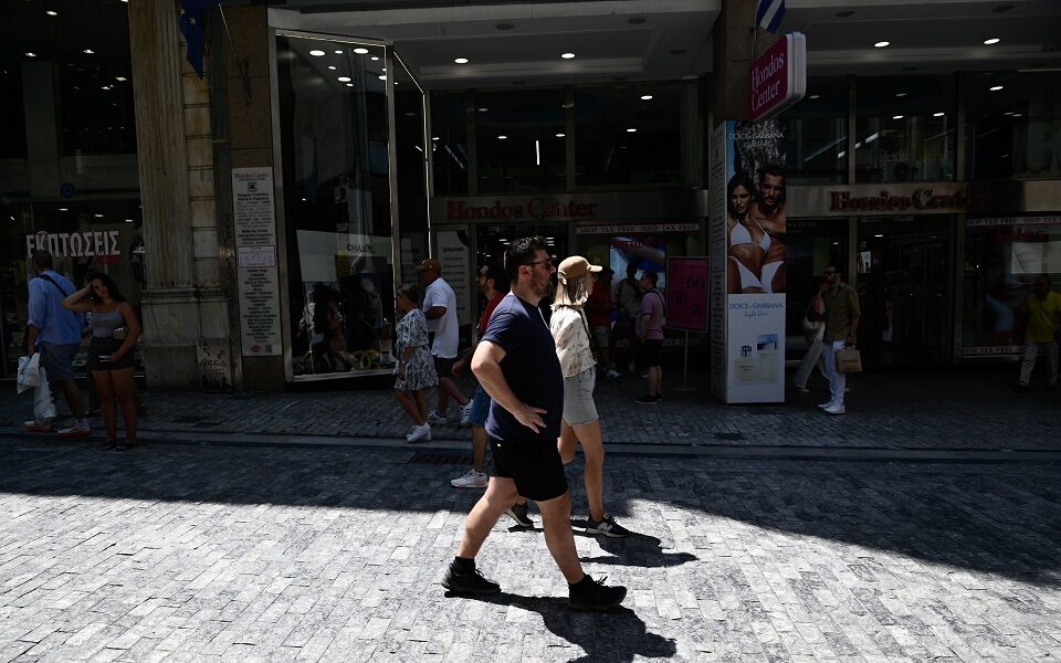 Shopper traffic drops in capital due to heat, except for at malls