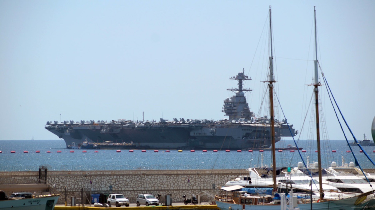 US aircraft carrier anchors in Faliro Bay | eKathimerini.com