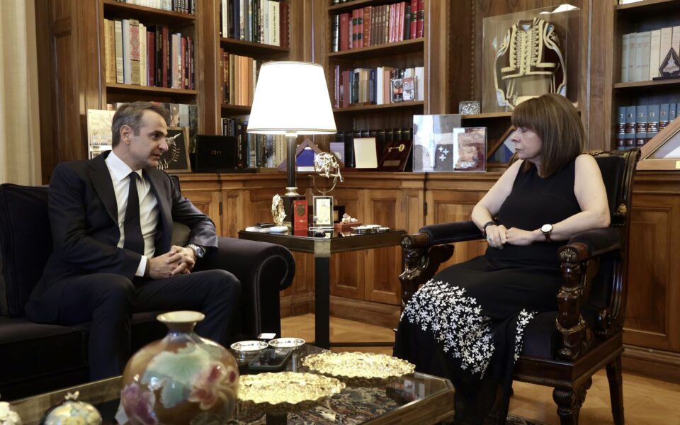 PM discusses wildfires with President Sakellaropoulou