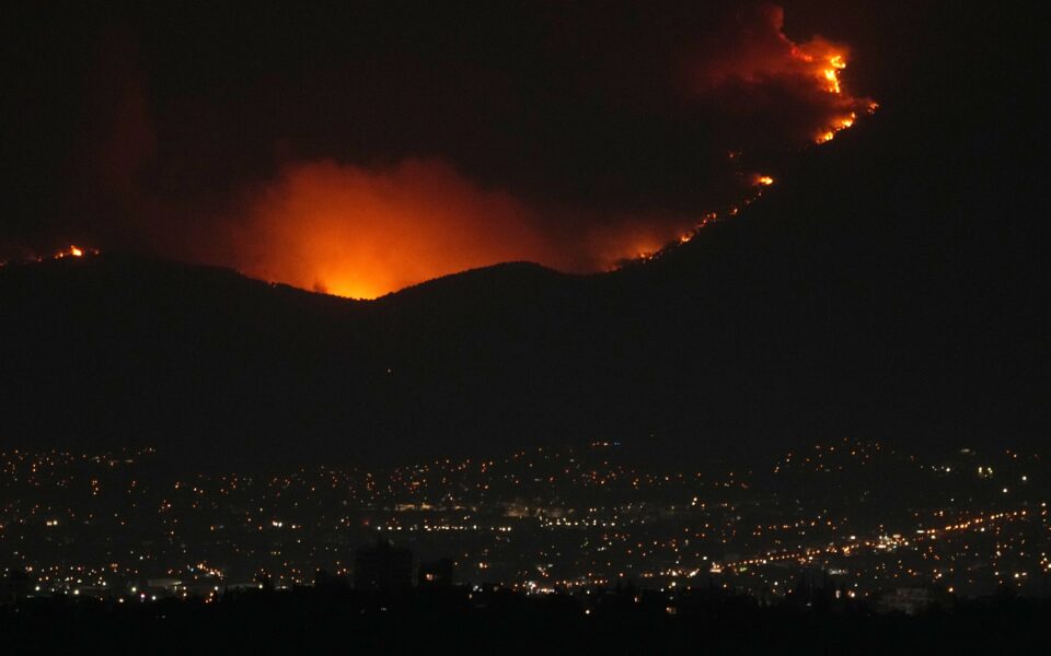 Fire reaches foot of Parnitha mountain