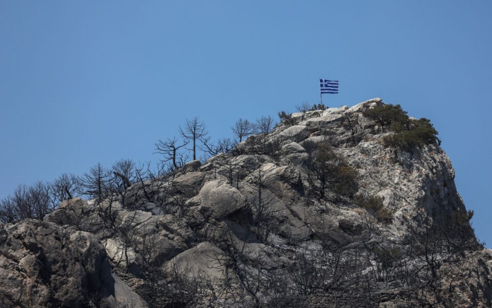 Firefighters battle flare-ups in Evros, smaller fronts in Parnitha