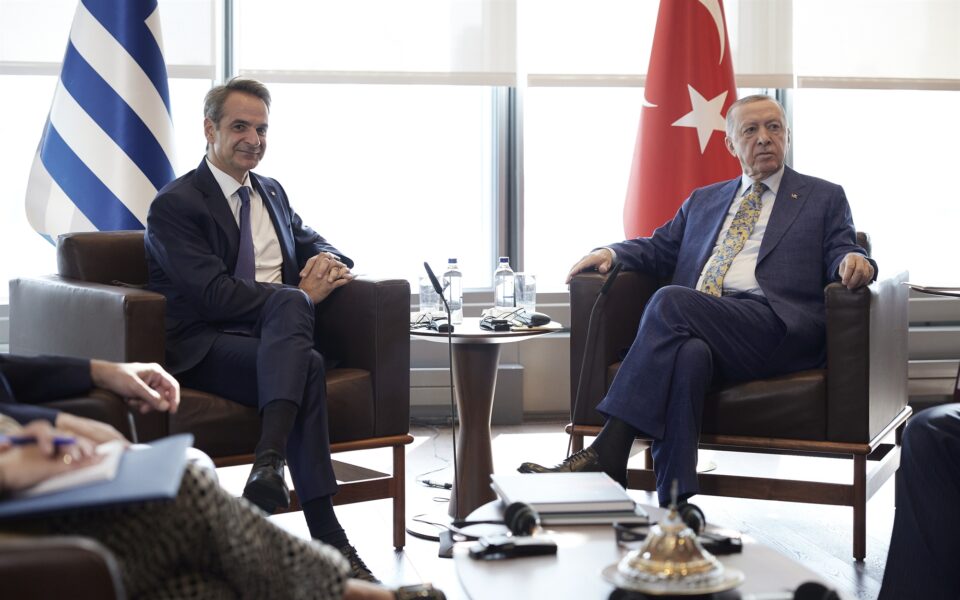 Mitsotakis speaks with Erdogan about Middle Eastern crisis