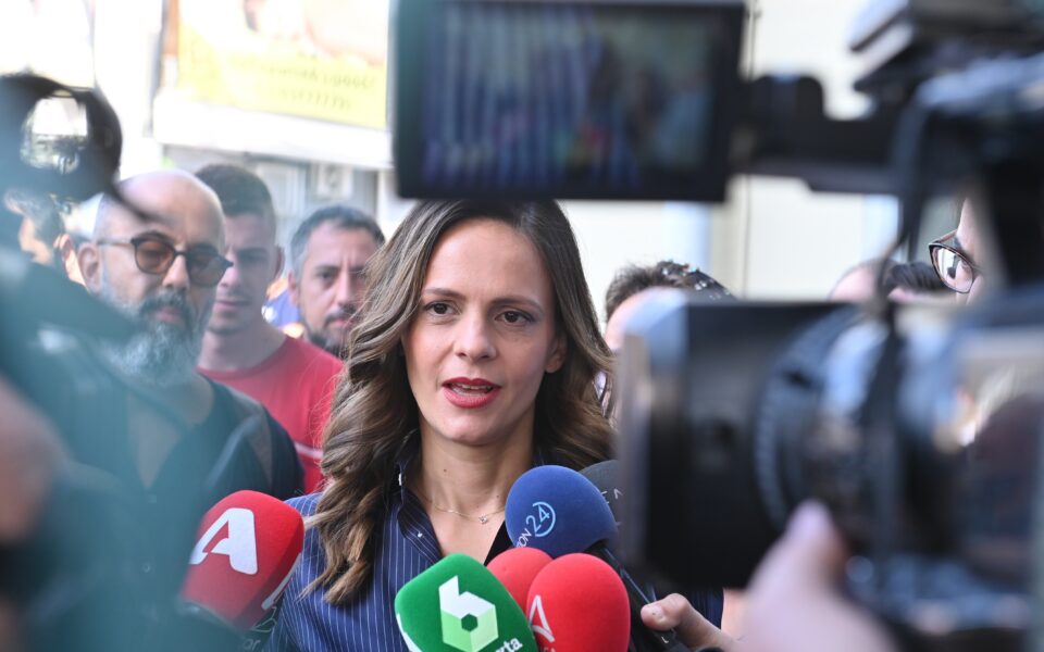 Achtsioglou calls for debate before second round of voting for new SYRIZA leader