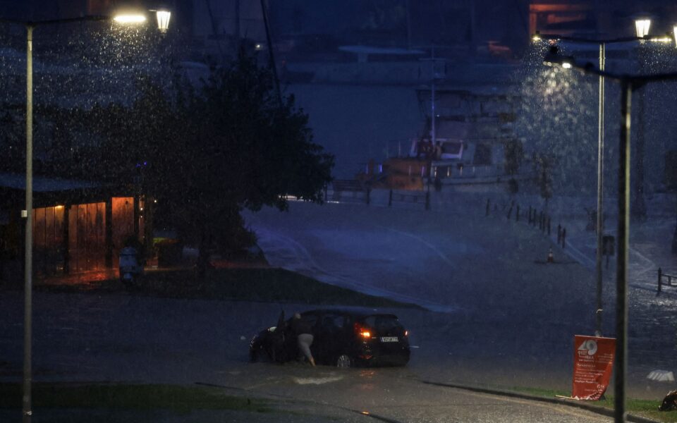 Eighteen Volos residents rescued from storm spent night in ferry