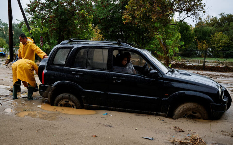 Authorities issue cellphone alerts to residents of Karditsa, Farsala