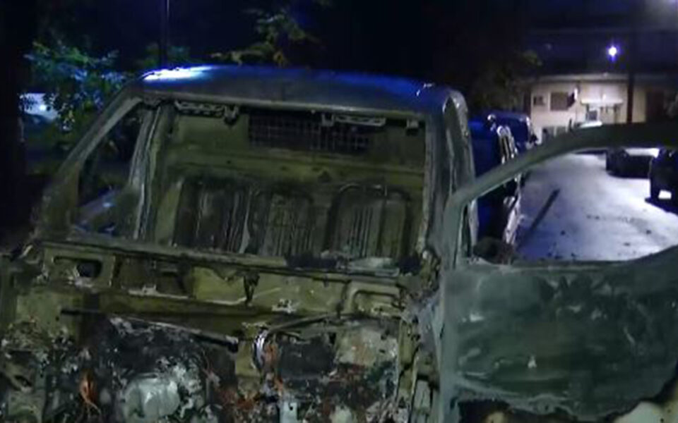 Car is set on fire by vandals in Kaisariani