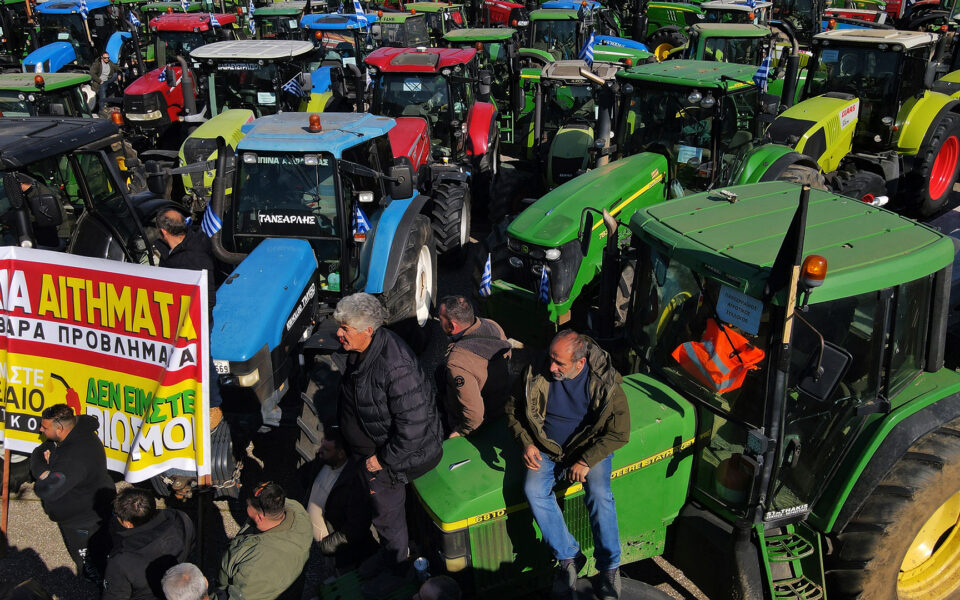 Farmers to drive tractors into Athens on Tuesday