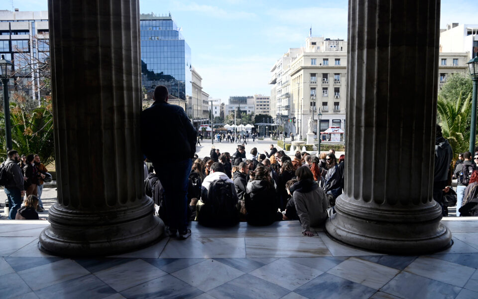 Student protests to private university bill continue in Athens, Thessaloniki