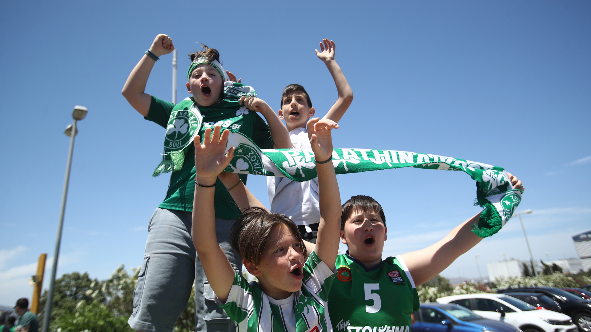 panathinaikos-team-gets-heros-welcome-from-thousands-of-fans-at-athens-airport5