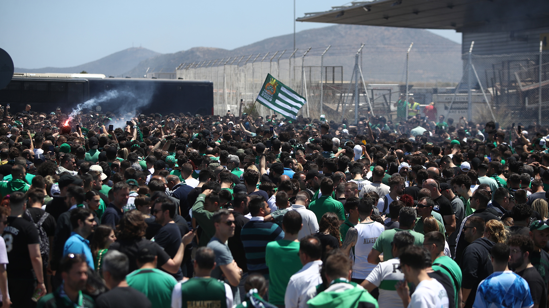 panathinaikos-team-gets-heros-welcome-from-thousands-of-fans-at-athens-airport3