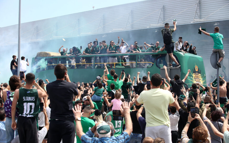 Panathinaikos team gets hero’s welcome from thousands of fans at Athens airport