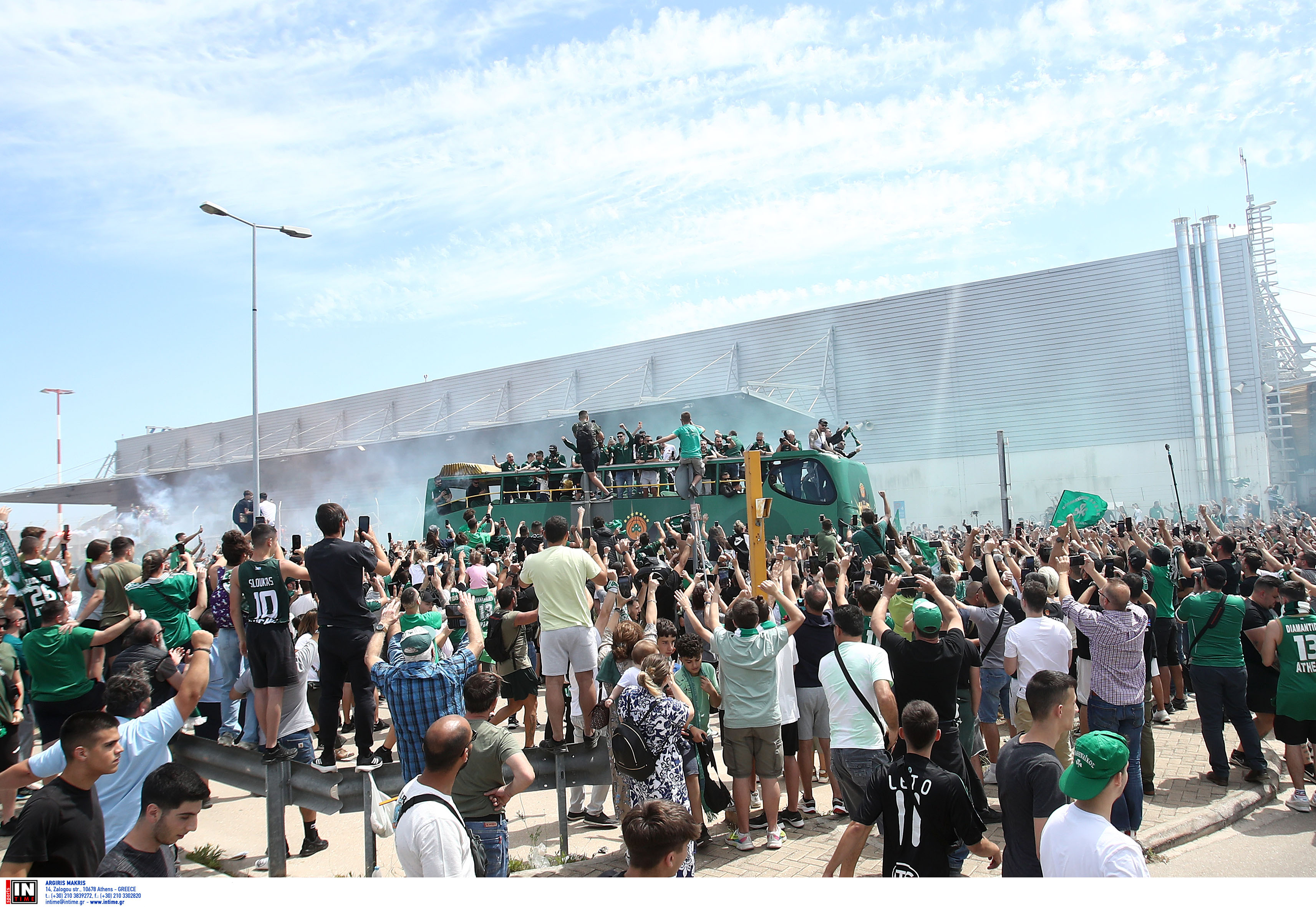 panathinaikos-team-gets-heros-welcome-from-thousands-of-fans-at-athens-airport1