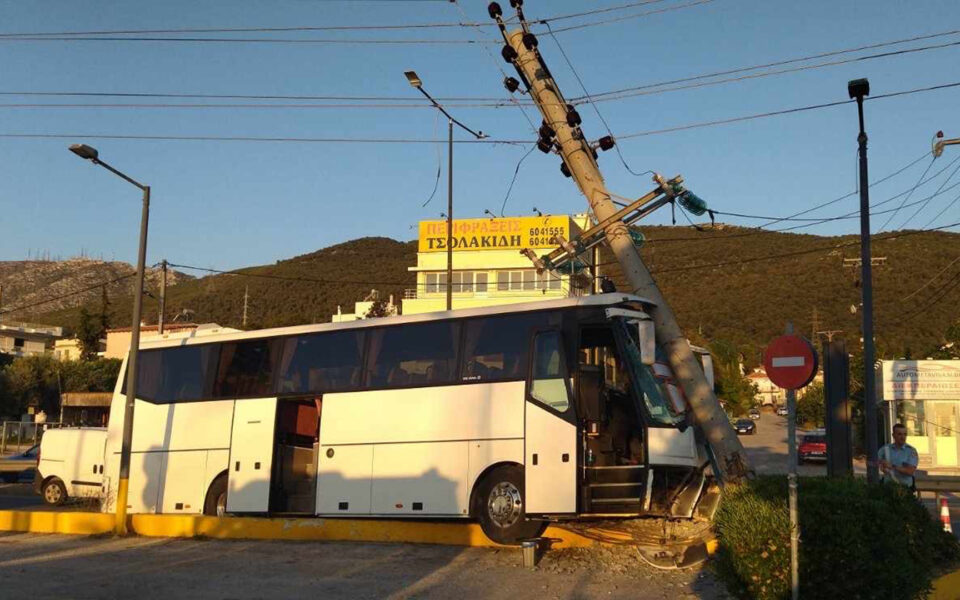 Coach crashes into utility pole in Paiania, driver slightly injured