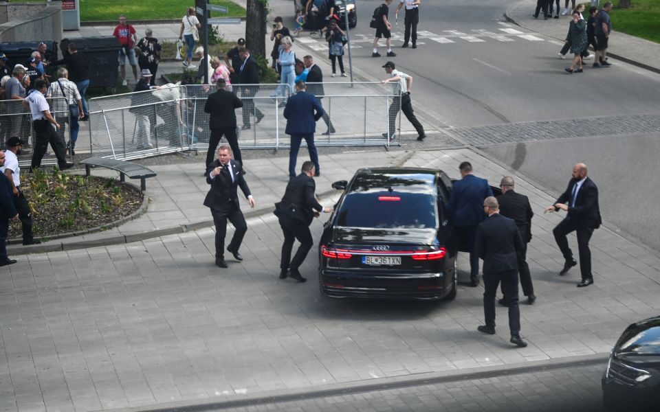 Mitsotakis ‘shocked’ at ‘heinous attack’ on Slovak PM