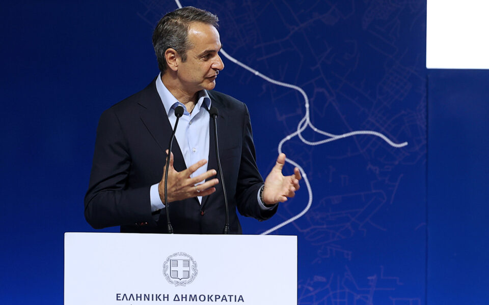 Mitsotakis calls for sustainable tourism development