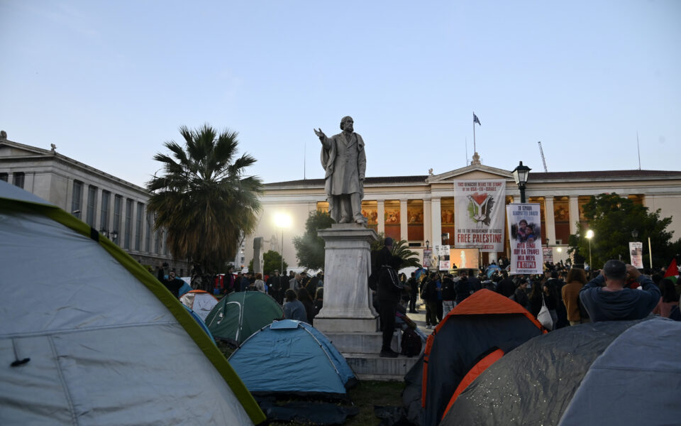 Students set up tents in overnight protest for Palestine