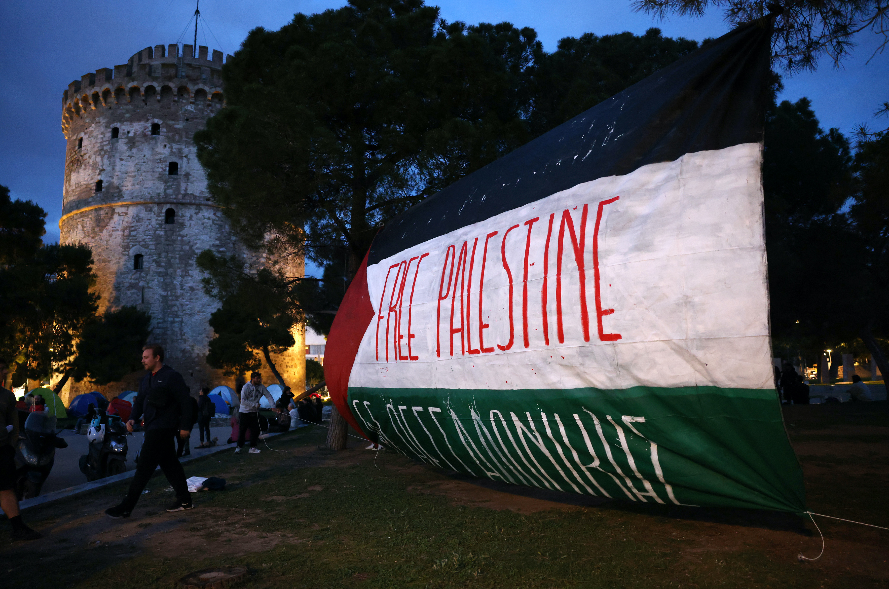 students-set-up-tents-in-overnight-protest-for-palestine1