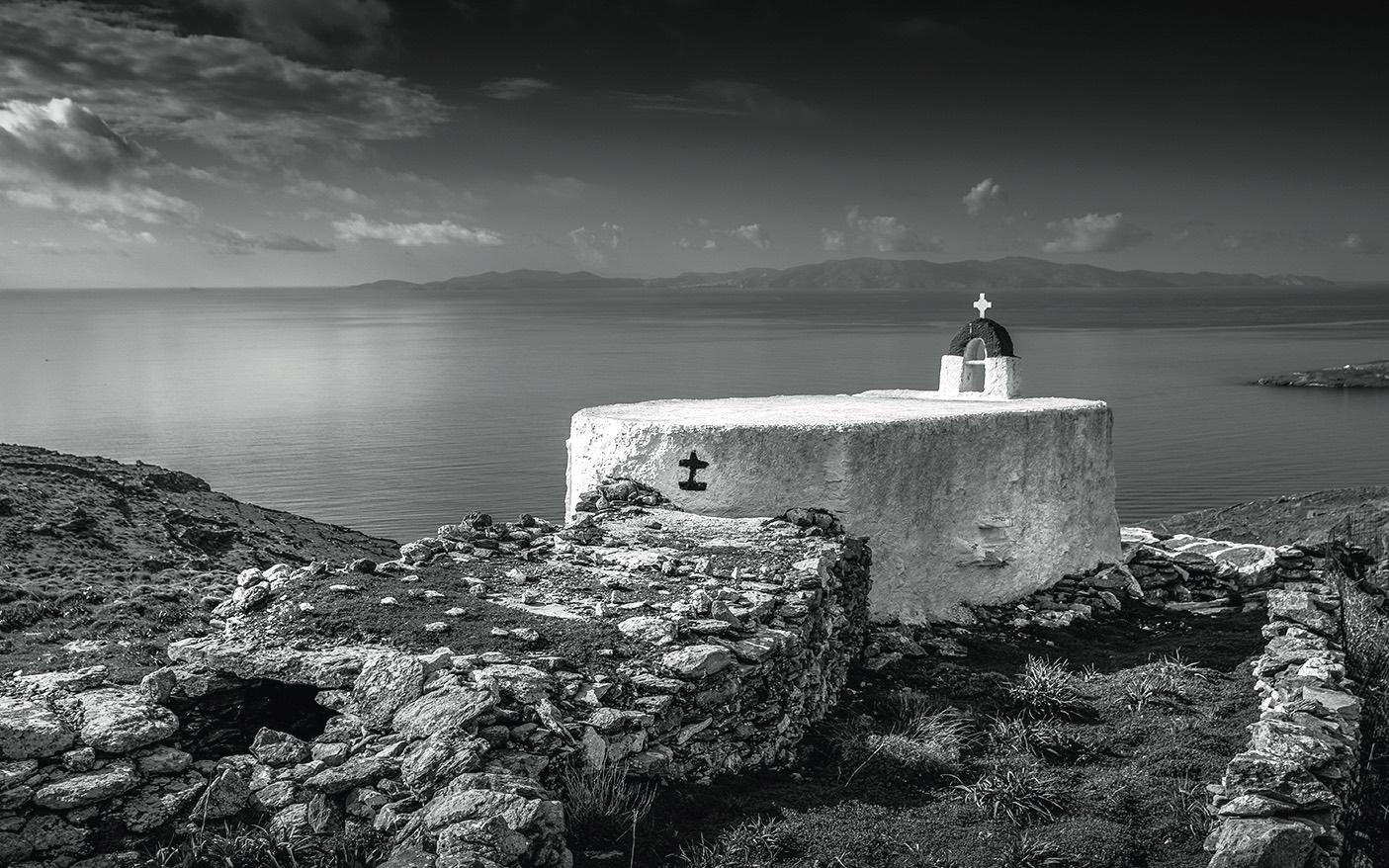 ‘Splashes of whitewash on the rock’ of Tinos