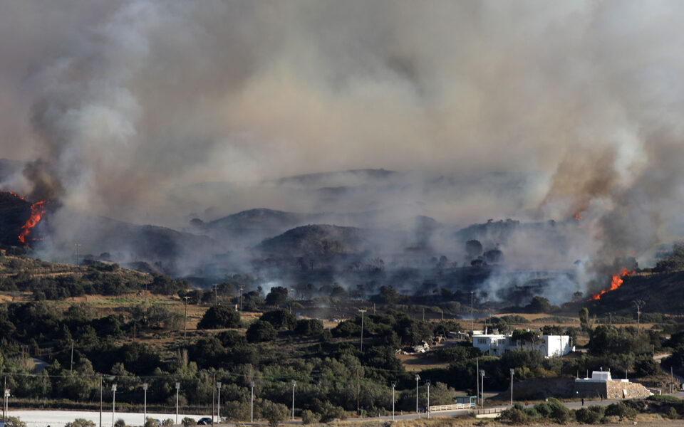 Wildfire breaks out in Milos island, burns near the airport