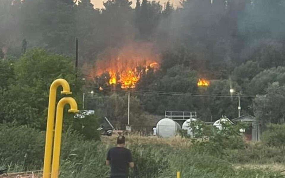 Fire breaks out in central Greece, threatens propane tanks