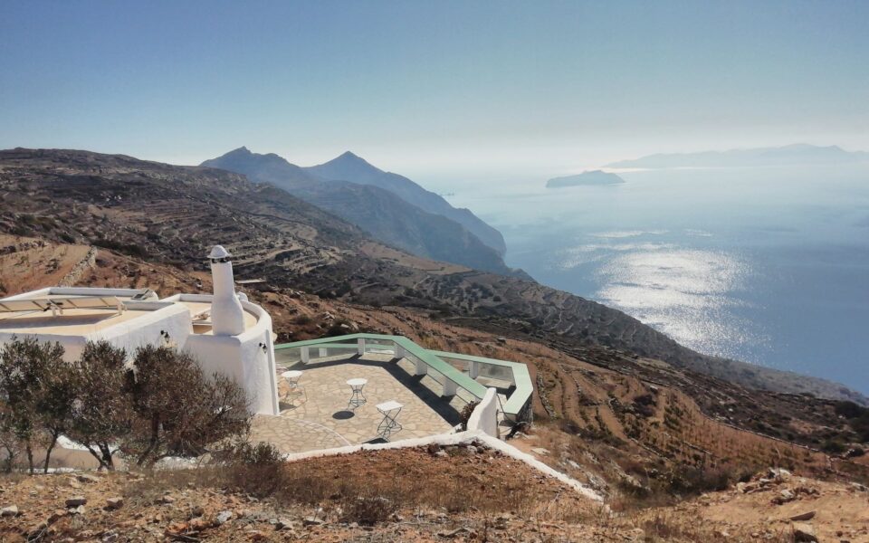 Search underway for missing French tourists on Sikinos island