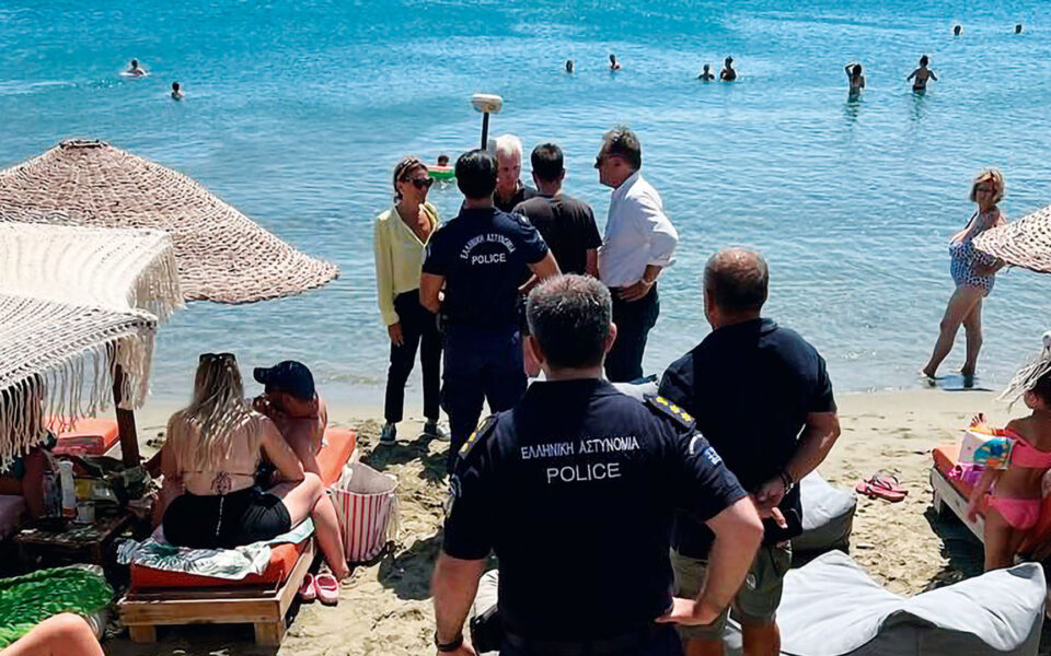 Minister announces increased police presence on Attica beaches