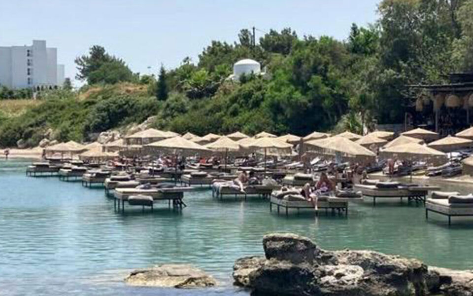 Rhodes beach bar puts illegal sunbeds in the sea, again