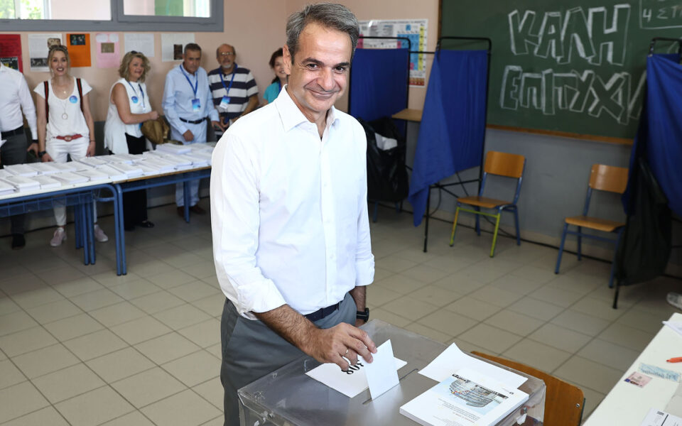 Mitsotakis calls on citizens to participate in European elections