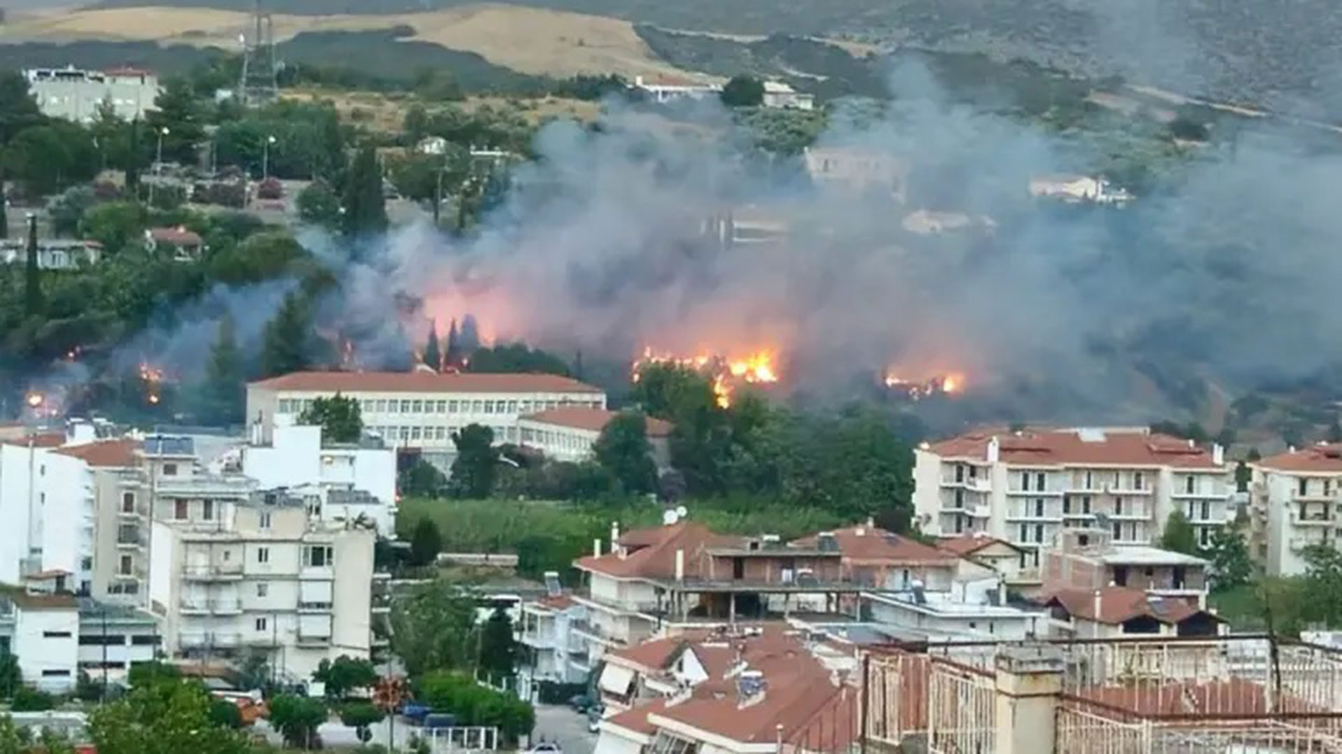 fire-breaks-out-in-central-greece-threatens-propane-tanks1