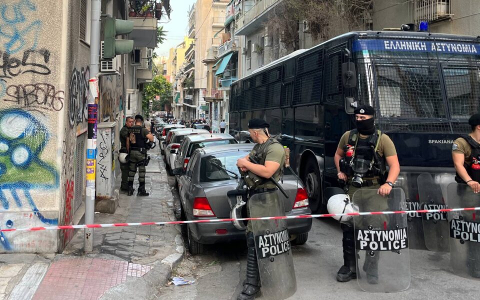 Police evacuate squats in Athens