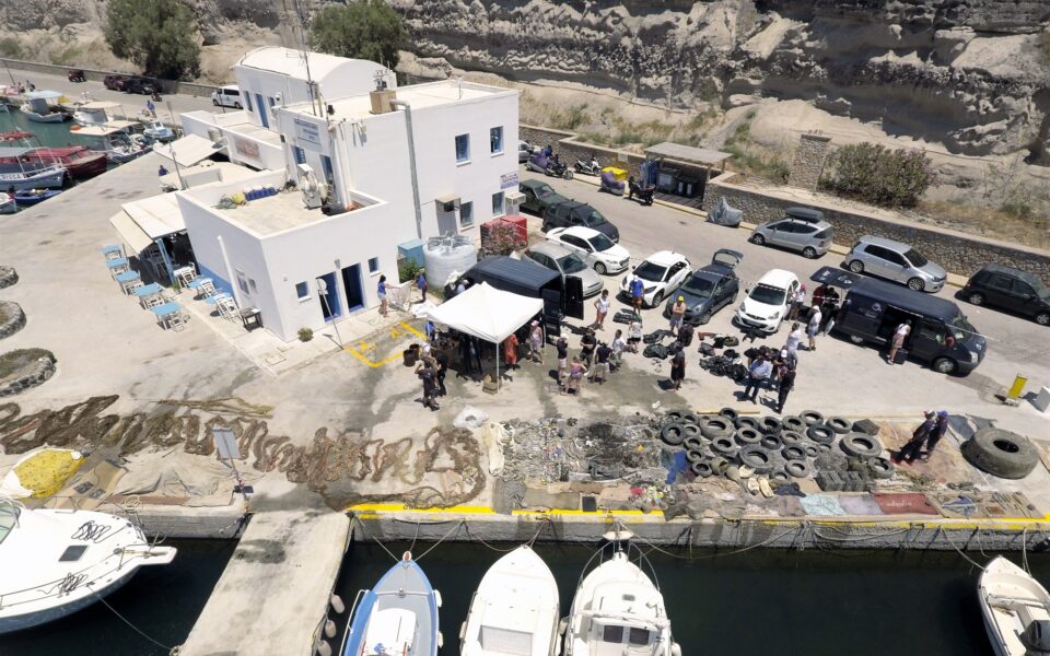 Cleaning Santorini’s seabed