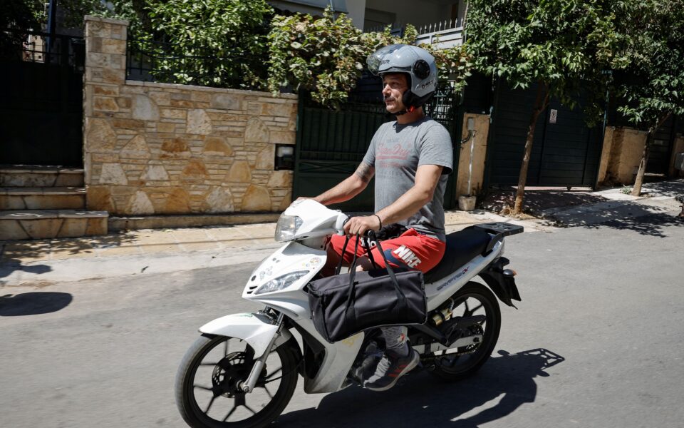 Heatwave poses big challenge for Greece’s delivery workers