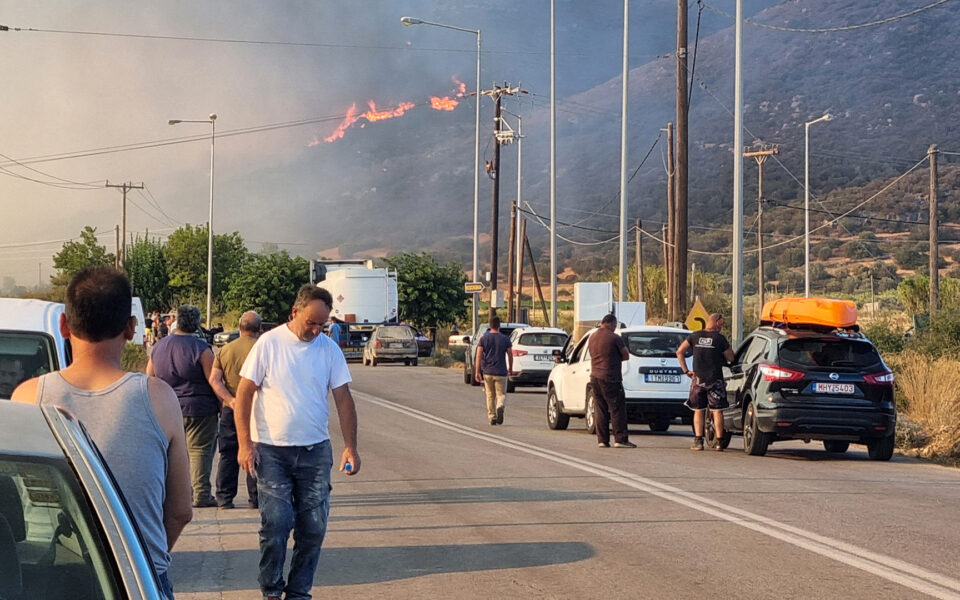 Wildfire in Evia rages on, all-night battle by firefighters