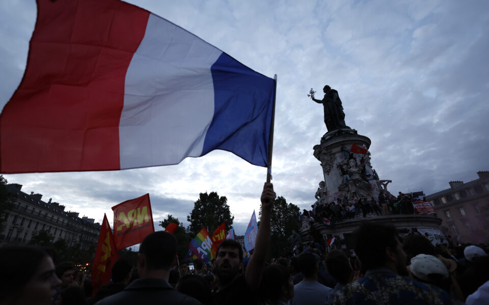 SYRIZA, PASOK applaud French election results