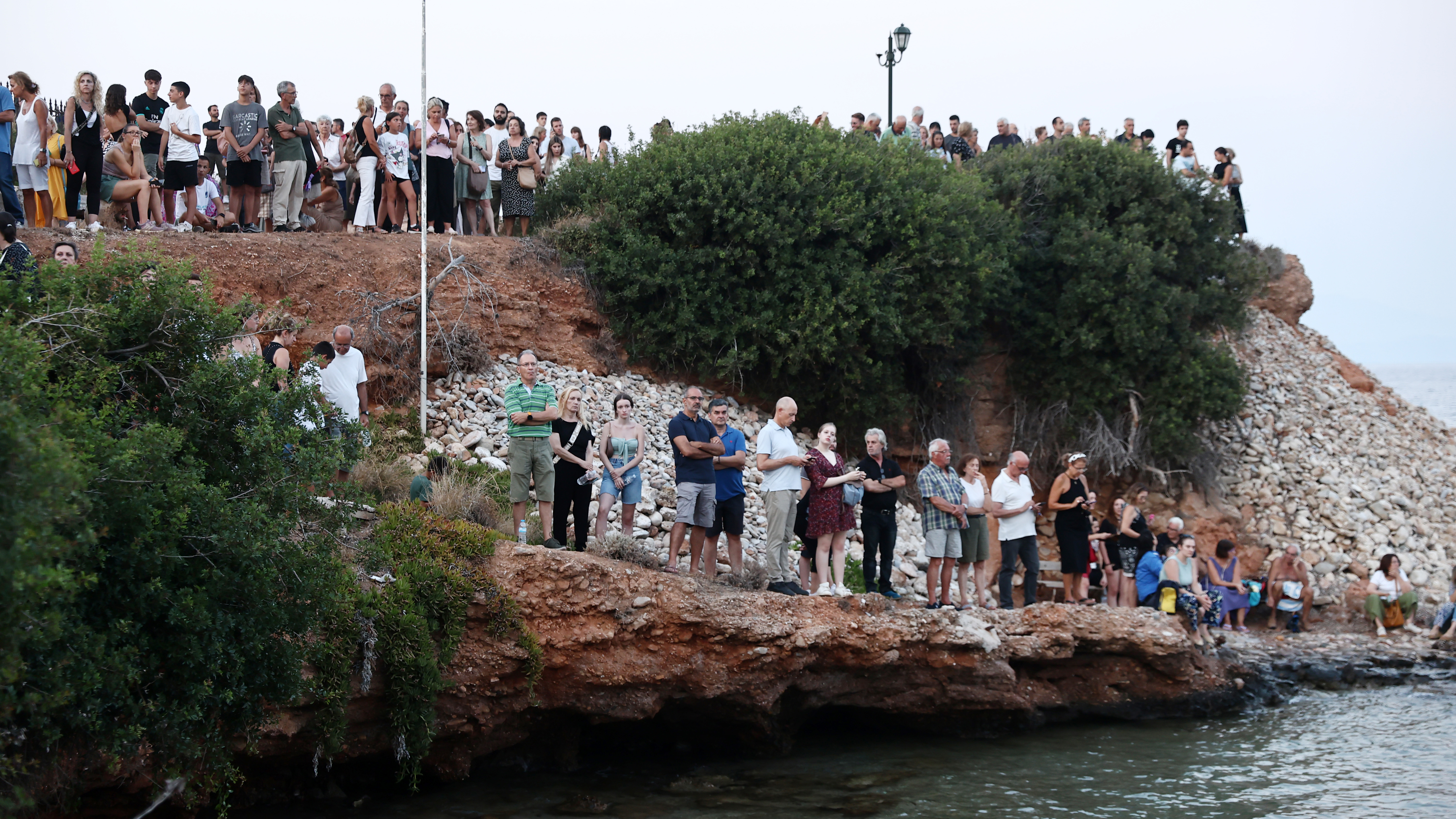 lanterns-released-into-the-sea-to-commemorate-greeces-deadliest-wildfire1