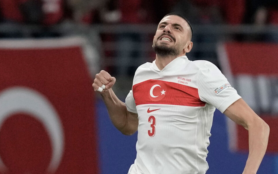 Der türkische Außenminister bezeichnet die deutschen Behörden aufgrund ihrer Reaktion auf den nationalistischen Gruß des Spielers als „fremdenfeindlich“.