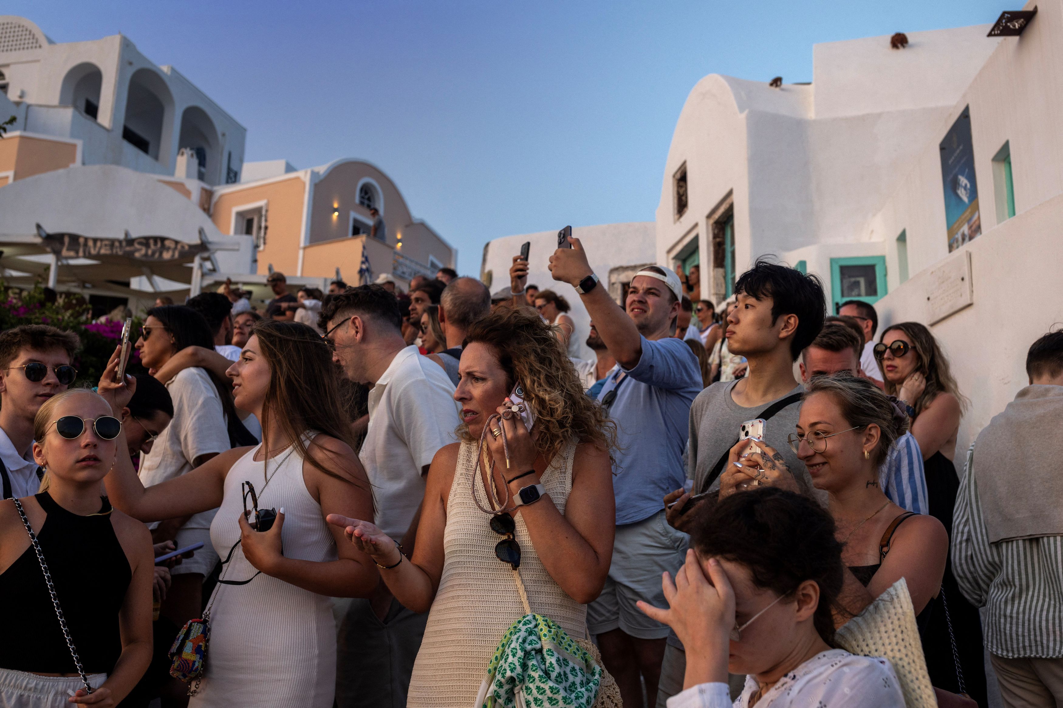 santorini-bursts-with-tourists-as-locals-call-for-a-cap1