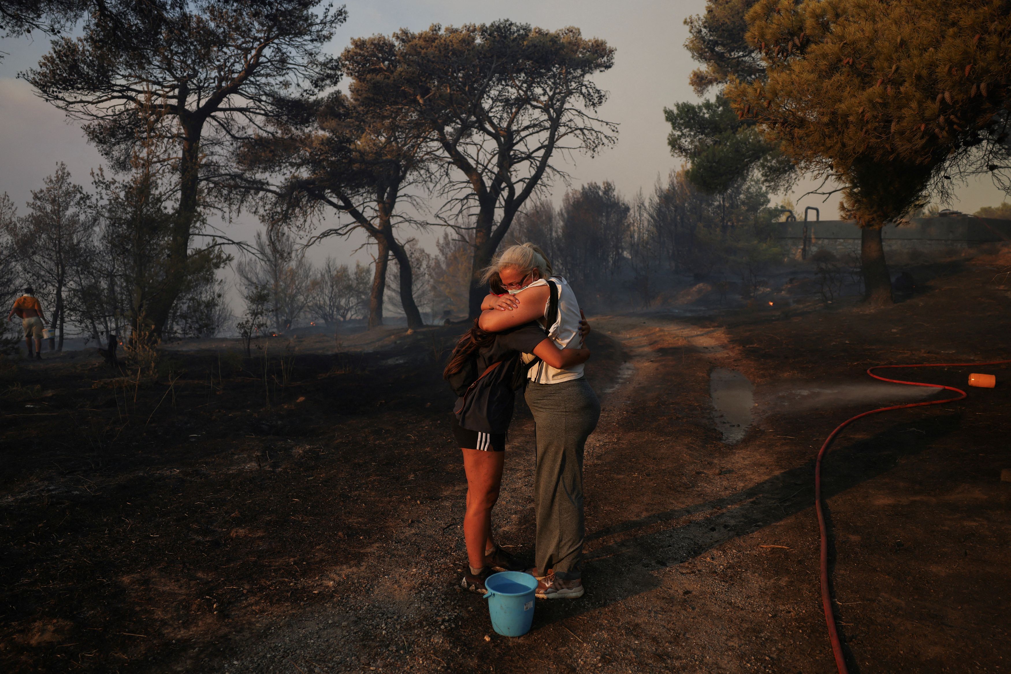 greek-wildfire-rages-near-athens-towns-hospitals-evacuated3