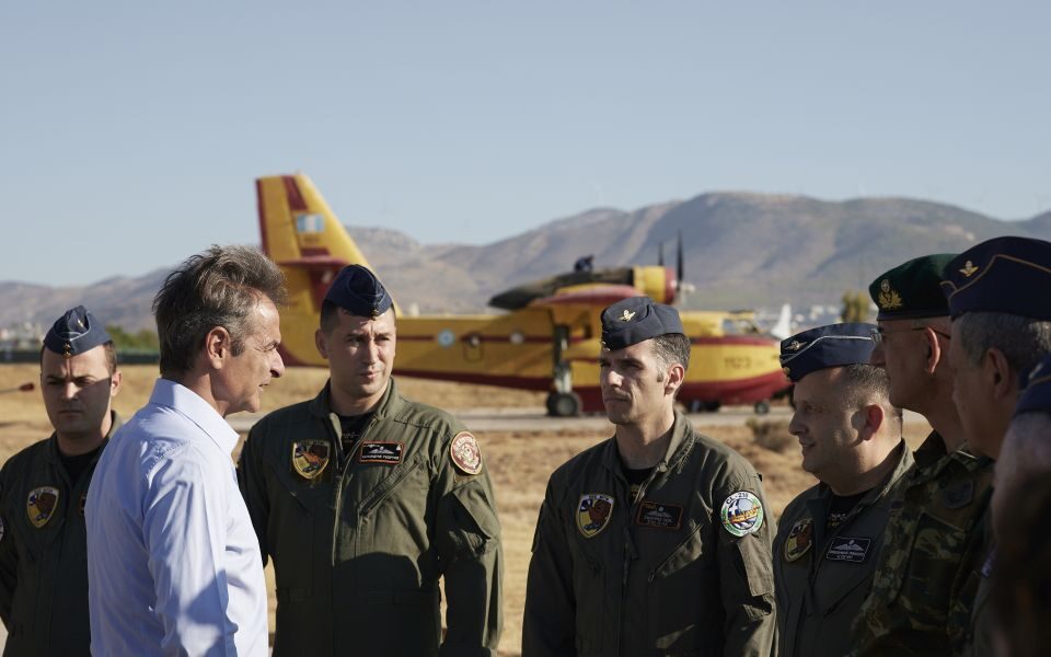 Mitsotakis thanks aerial firefighters